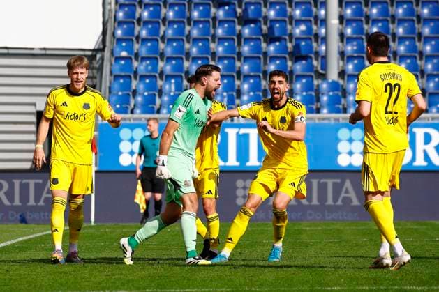 27.09.2025, xavx, Fussball 3.Liga, SV Wehen Wiesbaden - 1.FC Saarbrücken v.l. Torwart Phillip Menzel (1.FC Saarbrücken) bejubelt den gehaltenen Strafstoß (DFL DFB REGULATIONS PROHIBIT ANY USE OF PHOTOGRAPHS as IMAGE SEQUENCES and or QUASI-VIDEO) Wiesbaden