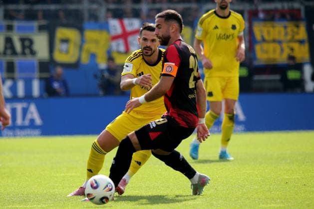 27.09.2025, xmohx, Fussball 3.Liga, SV Wehen Wiesbaden - 1.FC Saarbrücken v.l. Kasim Rabihic (1.FC Saarbruecken) Fatih Kaya (SV Wehen Wiesbaden) Zweikampf, Aktion, action, battle for the ball (DFL DFB REGULATIONS PROHIBIT ANY USE OF PHOTOGRAPHS as IMAGE SEQUENCES and or QUASI-VIDEO) Wiesbaden