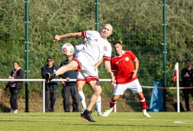 Fußball, Herren, Saison 2025 2026, NOFV Oberliga Nord, SV Sparta Lichtenberg, Feier zur Namensgebung, Sportanlage Fischerstraße wird zum Paul-Kalkbrenner-Sportfeld, Paul Kalkbrenner (Namensgeber des Paul-Kalkbrenner-Sportfeldes) am Ball, 27.09. 2025, Copyright: xMatthiasxKochx