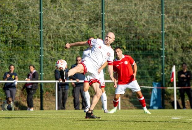 Fußball, Herren, Saison 2025 2026, NOFV Oberliga Nord, SV Sparta Lichtenberg, Feier zur Namensgebung, Sportanlage Fischerstraße wird zum Paul-Kalkbrenner-Sportfeld, Paul Kalkbrenner (Namensgeber des Paul-Kalkbrenner-Sportfeldes) beim Einlagespiel am Ball, 27.09. 2025, Copyright: xMatthiasxKochx
