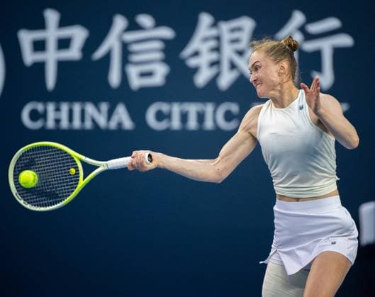 Sport Bilder des Tages (250927) -- BEIJING, Sept. 27, 2025 -- Aliaksandra Sasnovich hits a return during the women s singles second round match between Osaka Naomi of Japan and Aliaksandra Sasnovich of Belarus at 2025 China Open tennis tournament in Beijing, China, Sept. 27, 2025. ) (SP)CHINA-BEIJING-TENNIS-CHINA OPEN-WOMEN S SINGLES-SECOND ROUND (CN) HuxJingwen 