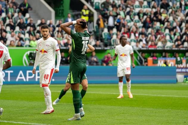 Deutschland: Fussball 1. Bundesliga, 6. Spieltag 2025 2026, VfL Wolfsburg-RB Leipzig am 27.09.2025 in Wolfsburg (Volkswagen-Arena): Moritz Jenz (VfL Wolfsburg 15) trauert seiner Chance hinterher Copyright: xSvenxHeidmannx