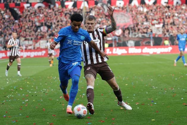 GER, Hamburg, Fussball, DFL, FC St. Pauli vs Bayer Leverkusen , im Millerntor Stadion , 27.09.2025 , v.l. Malik Tillman (Bayer Leverkusen ,10) , Eric Smith (FC St. Pauli ,8 ) DFL regulations prohibit any use of photographs as image sequences and or quasi-video. Copyright: HMBxMedia FernandoxSoares