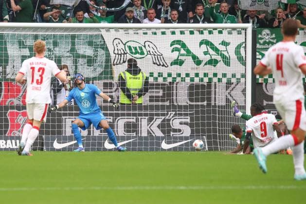 27.09.2025, xgox, Fussball - 1.Bundesliga VfL Wolfsburg - RB Leipzig emspor, v.l. Tor zum 0:1 durch Johan Bakayoko (Leipzig, 9) (DFL DFB REGULATIONS PROHIBIT ANY USE OF PHOTOGRAPHS as IMAGE SEQUENCES and or QUASI-VIDEO) Wolfsburg
