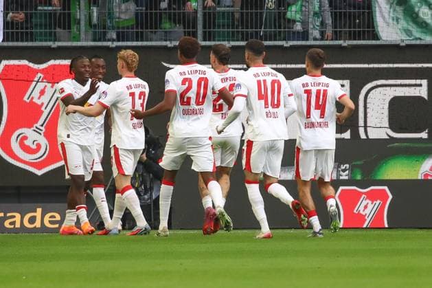 27.09.2025, xgox, Fussball - 1.Bundesliga VfL Wolfsburg - RB Leipzig emspor, v.l. Jubel nach dem 0:1 durch Johan Bakayoko (Leipzig, 9) (DFL DFB REGULATIONS PROHIBIT ANY USE OF PHOTOGRAPHS as IMAGE SEQUENCES and or QUASI-VIDEO) Wolfsburg