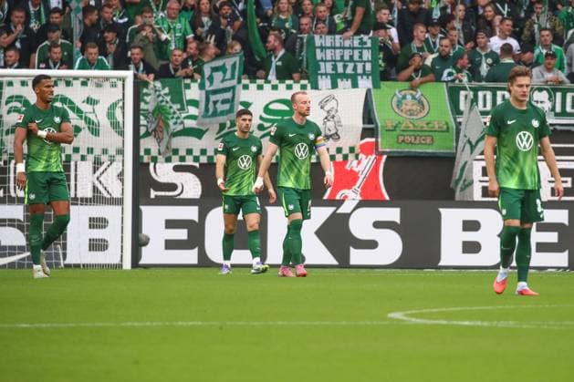 27.09.2025, xgox, Fussball - 1.Bundesliga VfL Wolfsburg - RB Leipzig emspor, v.l. Moritz Jens (Wolfsburg, 15), Maximilian Arnold (Wolfsburg, 27), Mattias Svanberg (Wolfsburg, 32), Konstantinos Koulierakis (Wolfsburg, 4) enttaeuscht, schaut enttaeuscht, niedergeschlagen, disappointed (DFL DFB REGULATIONS PROHIBIT ANY USE OF PHOTOGRAPHS as IMAGE SEQUENCES and or QUASI-VIDEO) Wolfsburg