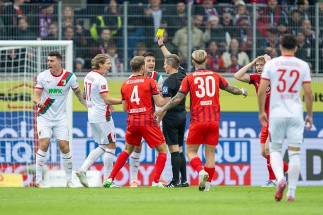 Tobiuas Welz gibt Gelbe Karte fuer Cedric Zesiger (FC Augsburg, 16), GER, 1. FC Heidenheim vs. FC Augsburg, Fussball, Bundesliga, 5. Spieltag, Spielzeit 2025 2026, 27.09.2025, DFL DFB REGULATIONS PROHIBIT ANY USE OF PHOTOGRAPHS AS IMAGE SEQUENCES AND OR QUASI-VIDEO, GER, 1. FC Heidenheim vs. FC Augsburg, Fussball, Bundesliga, 5. Spieltag, Spielzeit 2025 2026, 27.09.2025 Heidenheim Copyright: xEibner-Pressefotox EP_EER
