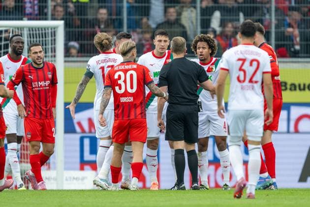 Tobiuas Welz gibt Gelbe Karte fuer Cedric Zesiger (FC Augsburg, 16), GER, 1. FC Heidenheim vs. FC Augsburg, Fussball, Bundesliga, 5. Spieltag, Spielzeit 2025 2026, 27.09.2025, DFL DFB REGULATIONS PROHIBIT ANY USE OF PHOTOGRAPHS AS IMAGE SEQUENCES AND OR QUASI-VIDEO, GER, 1. FC Heidenheim vs. FC Augsburg, Fussball, Bundesliga, 5. Spieltag, Spielzeit 2025 2026, 27.09.2025 Heidenheim Copyright: xEibner-Pressefotox EP_EER