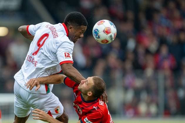 Essende Mbongu (FC Augsburg, 09), Jonas Foehrenbach (FC Heidenheim, 19), GER, 1. FC Heidenheim vs. FC Augsburg, Fussball, Bundesliga, 5. Spieltag, Spielzeit 2025 2026, 27.09.2025, DFL DFB REGULATIONS PROHIBIT ANY USE OF PHOTOGRAPHS AS IMAGE SEQUENCES AND OR QUASI-VIDEO, GER, 1. FC Heidenheim vs. FC Augsburg, Fussball, Bundesliga, 5. Spieltag, Spielzeit 2025 2026, 27.09.2025 Heidenheim Copyright: xEibner-Pressefotox EP_EER
