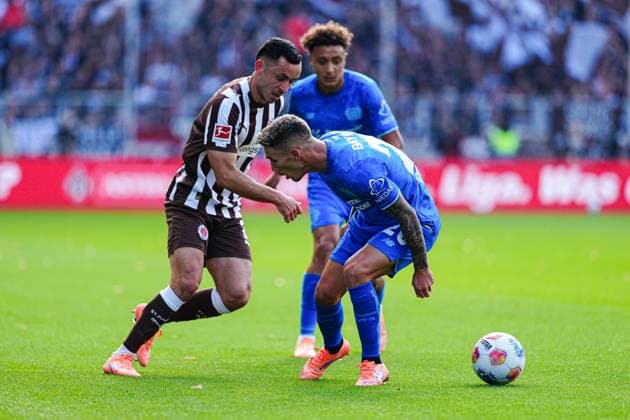 Manolis Saliakas (FC St. Pauli, 02), Alejandro Grimaldo (Bayer 04 Leverkusen, 20) GER, FC St. Pauli vs. Bayer 04 Leverkusen, Fussball, 1. Bundesliga, Spieltag 5, Saison 2025 2026, 27.09.2025 DFL REGULATIONS PROHIBIT ANY USE OF PHOTOGRAPHS AS IMAGE SEQUENCES AND OR QUASI-VIDEO GER, FC St. Pauli vs. Bayer 04 Leverkusen, Fussball, 1. Bundesliga, Spieltag 5, Saison 2025 2026, 27.09.2025 Hamburg Copyright: xEibner-Pressefoto MarcelxvonxFehrnx EP_MFN