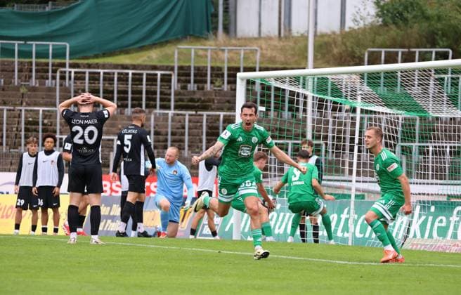 27.09.2025, Fussball, Herren, Regionalliga Südwest, Saison 2025 2026, FC 08 Homburg - SG Sonnenhof Großaspach, Philipp Steinhart (FC 08 Homburg) bejubelt sein Tor zum 1:1 Homburg Waldstadion Saarland Deutschland (DE) Copyright: xFabianxKleerx