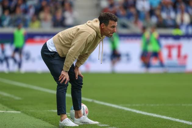 Christian Eichner (Karlsruher SC, Chef-Trainer) an der Seitenlinie, GER, Karlsruher SC vs. 1. FC Magdeburg, 2. Bundesliga, 7. Spieltag, 2025 2026, 27.09.2025, DFL REGULATIONS PROHIBIT ANY USE OF PHOTOGRAPHS AS IMAGE SEQUENCES AND OR QUASI-VIDEO, GER, Karlsruher SC vs. 1. FC Magdeburg, 2. Bundesliga, 7. Spieltag, 2025 2026, 27.09.2025 Karlsruhe