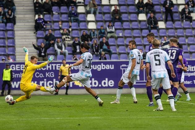 GER, 3. Liga, FC Erzgebirge Aue - TSV 1860 München 27.09.2025, eins Erzgebirgsstation, Aue, GER, 3. Liga, FC Erzgebirge Aue - TSV 1860 München Maximilian Leist (TSV 1860 München 21), Fynn-Jonas Fuhrmann (TSV 1860 München 36) können das 2:0 nicht verhindern Â Foto Alexander Trienitz nordphoto GmbH
