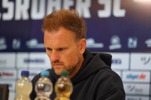 27.09.2025, xrekx, Fussball 2.Bundesliga, Karlsruher SC - 1.FC Magdeburg v.l. Pressekonferenz Markus Fiedler Trainer (1.FC Magdeburg) (DFL DFB REGULATIONS PROHIBIT ANY USE OF PHOTOGRAPHS as IMAGE SEQUENCES and or QUASI-VIDEO) Karlsruhe