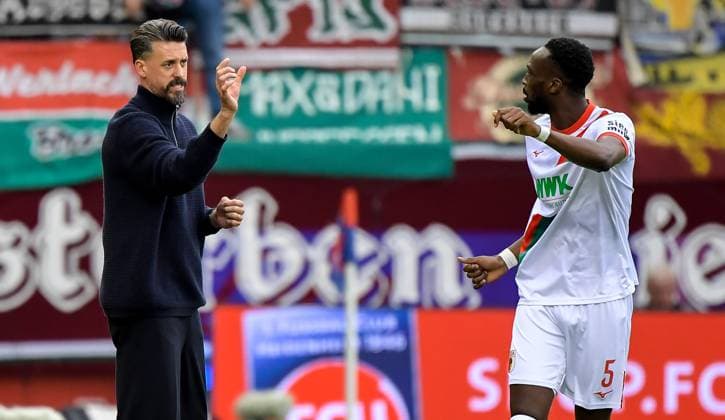 27.09.2025, xemx, Fussball 1.Bundesliga, 1.FC Heidenheim - FC Augsburg v.l. Cheftrainer Sandro Wagner (FC Augsburg), Chrislain Matsima (FC Augsburg) gibt Anweisungen, gestikuliert mit den Armen, gesticulate, gives instructions (DFL DFB REGULATIONS PROHIBIT ANY USE OF PHOTOGRAPHS as IMAGE SEQUENCES and or QUASI-VIDEO) Heidenheim