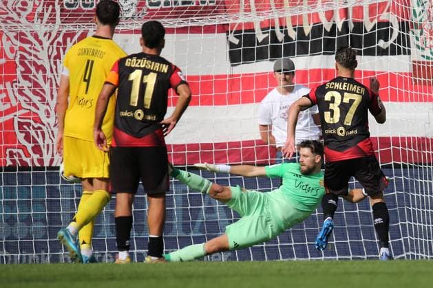 27.09.2025, xmohx, Fussball 3.Liga, SV Wehen Wiesbaden - 1.FC Saarbrücken v.l. Phillip Menzel (1.FC Saarbruecken) hält pariert den Elfmeter von Lukas Schleimer (SV Wehen Wiesbaden) (DFL DFB REGULATIONS PROHIBIT ANY USE OF PHOTOGRAPHS as IMAGE SEQUENCES and or QUASI-VIDEO) Wiesbaden