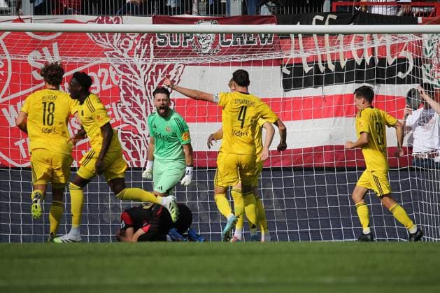 27.09.2025, xmohx, Fussball 3.Liga, SV Wehen Wiesbaden - 1.FC Saarbrücken v.l. Jubel, Freude über den gehaltenen Elfmeter bei Phillip Menzel (1.FC Saarbruecken) Lukas Schleimer (SV Wehen Wiesbaden) Enttäuscht, traurig, frustriert (DFL DFB REGULATIONS PROHIBIT ANY USE OF PHOTOGRAPHS as IMAGE SEQUENCES and or QUASI-VIDEO) Wiesbaden