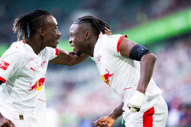 27.09.2025 - Fußball, 2025 2026, 1. Bundesliga, 5. Spieltag, VfL Wolfsburg - RB Leipzig: (R) Johan Bakayoko (Leipzig) jubelt nach seinem Tor zum 0:1 mit (L) Yan Diomande (Leipzig) DFL REGULATIONS PROHIBIT ANY USE OF PHOTOGRAPHS AS IMAGE SEQUENCES AND OR QUASI-VIDEO.