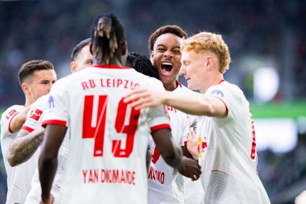 27.09.2025 - Fußball, 2025 2026, 1. Bundesliga, 5. Spieltag, VfL Wolfsburg - RB Leipzig: Johan Bakayoko (Leipzig) jubelt nach seinem Tor zum 0:1 mit (L-R) Christoph Baumgartner (Leipzig), Yan Diomande (Leipzig), Assan Ouedraogo (Leipzig), Nicolas Seiwald (Leipzig) DFL REGULATIONS PROHIBIT ANY USE OF PHOTOGRAPHS AS IMAGE SEQUENCES AND OR QUASI-VIDEO.