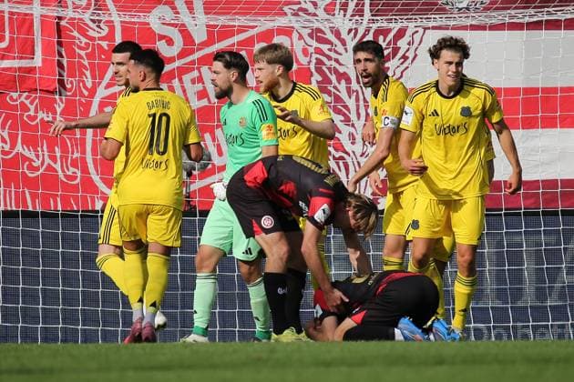 27.09.2025, xmohx, Fussball 3.Liga, SV Wehen Wiesbaden - 1.FC Saarbrücken v.l. Jubel, Freude über den gehaltenen Elfmeter bei Phillip Menzel (1.FC Saarbruecken) Lukas Schleimer (SV Wehen Wiesbaden) Enttäuscht, traurig, frustriert (DFL DFB REGULATIONS PROHIBIT ANY USE OF PHOTOGRAPHS as IMAGE SEQUENCES and or QUASI-VIDEO) Wiesbaden