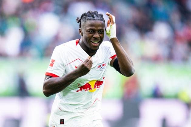 27.09.2025 - Fußball, 2025 2026, 1. Bundesliga, 5. Spieltag, VfL Wolfsburg - RB Leipzig: Johan Bakayoko (Leipzig) jubelt nach seinem Tor zum 0:1 DFL REGULATIONS PROHIBIT ANY USE OF PHOTOGRAPHS AS IMAGE SEQUENCES AND OR QUASI-VIDEO.