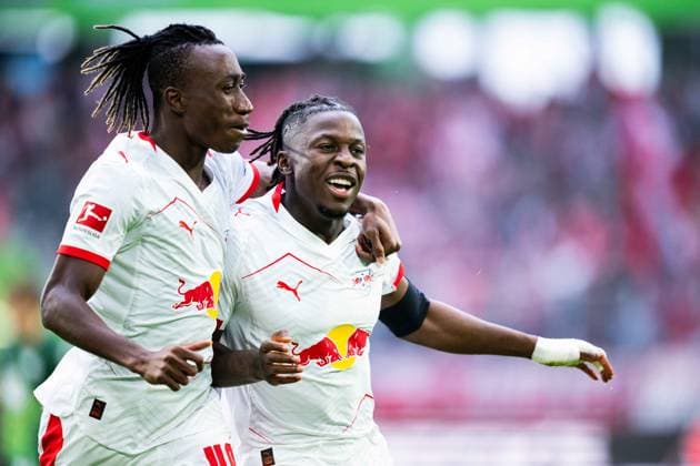 27.09.2025 - Fußball, 2025 2026, 1. Bundesliga, 5. Spieltag, VfL Wolfsburg - RB Leipzig: (R) Johan Bakayoko (Leipzig) jubelt nach seinem Tor zum 0:1 mit (L) Yan Diomande (Leipzig) DFL REGULATIONS PROHIBIT ANY USE OF PHOTOGRAPHS AS IMAGE SEQUENCES AND OR QUASI-VIDEO.