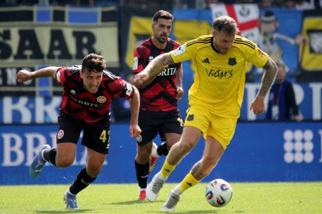 27.09.2025, xmohx, Fussball 3.Liga, SV Wehen Wiesbaden - 1.FC Saarbrücken v.l. David Suarez (SV Wehen Wiesbaden) Patrick Schmidt (1.FC Saarbruecken) Zweikampf, Aktion, action, battle for the ball (DFL DFB REGULATIONS PROHIBIT ANY USE OF PHOTOGRAPHS as IMAGE SEQUENCES and or QUASI-VIDEO) Wiesbaden