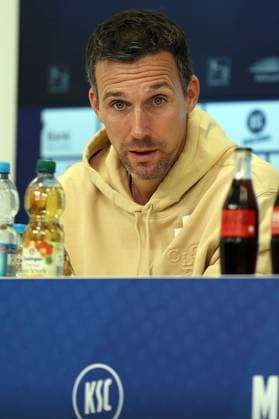 27.09.2025, xrekx, Fussball 2.Bundesliga, Karlsruher SC - 1.FC Magdeburg v.l. Pressekonferenz Christian Eichner Trainer (Karlsruher SC) (DFL DFB REGULATIONS PROHIBIT ANY USE OF PHOTOGRAPHS as IMAGE SEQUENCES and or QUASI-VIDEO) Karlsruhe