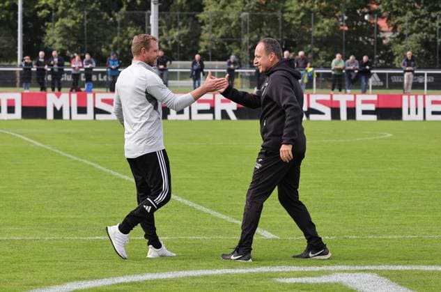 27.09.2025 - Fussball - Saison 2025 2026 - Regionalliga Bayern - 11. Spieltag: 1. FC Nürnberg FCN II ( Club ) - FV Illertissen - DaMa - xdaxmax - Andreas Andy Wolf (Trainer 1. FC Nürnberg FCN II ) Holger Bachthaler (Trainer FV Illertissen ) klatschen ab