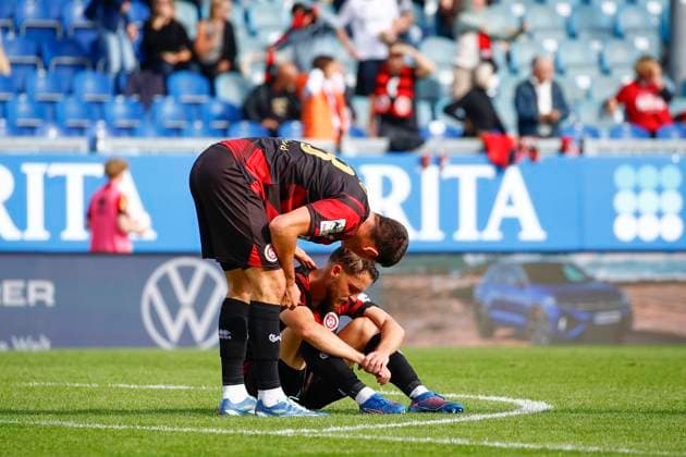 27.09.2025, xavx, Fussball 3.Liga, SV Wehen Wiesbaden - 1.FC Saarbrücken v.l. Moritz Flotho (SV Wehen Wiesbaden) tröstet den enttäuschten Lukas Schleimer (SV Wehen Wiesbaden) nach dem Spiel. (DFL DFB REGULATIONS PROHIBIT ANY USE OF PHOTOGRAPHS as IMAGE SEQUENCES and or QUASI-VIDEO) Wiesbaden