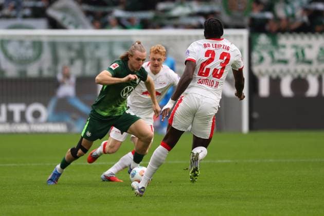 VfL vs. Leipzig, 1. BL Wolfsburg, 27.09.2025, FUßBALL - VfL Wolfsburg vs. RB Leipzig, 1. BL, Saison 2025 26. Patrick Wimmer (VfL Wolfsburg), Nicolas Seiwald (RB Leipzig) Wolfsburg