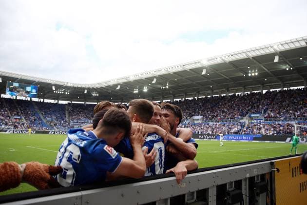 27.09.2025, xrekx, Fussball 2.Bundesliga, Karlsruher SC - 1.FC Magdeburg v.l. Torjubel nach dem Tor zum celebrating the goal celebrate 1:0 durch Christoph Kobald (Karlsruher SC) (DFL DFB REGULATIONS PROHIBIT ANY USE OF PHOTOGRAPHS as IMAGE SEQUENCES and or QUASI-VIDEO) Karlsruhe