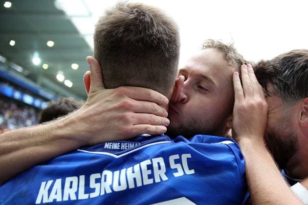 27.09.2025, xrekx, Fussball 2.Bundesliga, Karlsruher SC - 1.FC Magdeburg v.l. Torjubel nach dem Tor zum celebrating the goal celebrate 1:0 durch Christoph Kobald (Karlsruher SC) Marvin Wanitzek (Karlsruher SC) (DFL DFB REGULATIONS PROHIBIT ANY USE OF PHOTOGRAPHS as IMAGE SEQUENCES and or QUASI-VIDEO) Karlsruhe
