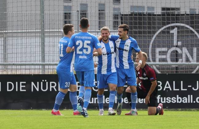 27.09.2025 - Fussball - Saison 2025 2026 - Regionalliga Bayern - 11. Spieltag: 1. FC Nürnberg FCN II ( Club ) - FV Illertissen - DaMa - xdaxmax - Jubel Freude Torjubel nach Tor zum 0:1 - Yannick Glessing (7, FV Illertissen FVI ) und Mannschaft Team jubelt freut sich - Torschütze: Yannick Glessing (7, FV Illertissen FVI )