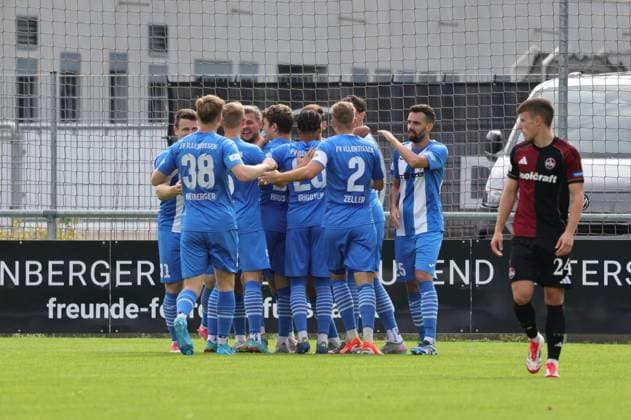 27.09.2025 - Fussball - Saison 2025 2026 - Regionalliga Bayern - 11. Spieltag: 1. FC Nürnberg FCN II ( Club ) - FV Illertissen - DaMa - xdaxmax - Jubel Freude Torjubel nach Tor zum 0:1 - Yannick Glessing (7, FV Illertissen FVI ) und Mannschaft Team jubelt freut sich - Torschütze: Yannick Glessing (7, FV Illertissen FVI )
