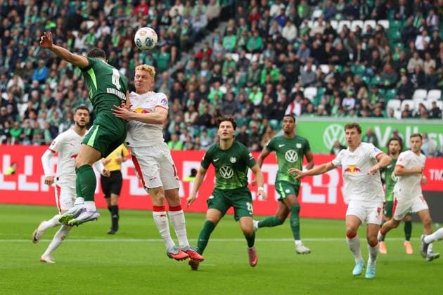VfL vs. Leipzig, 1. BL Wolfsburg, 27.09.2025, FUßBALL - VfL Wolfsburg vs. RB Leipzig, 1. BL, Saison 2025 26. Konstantinos Koulierakis (VfL Wolfsburg), Nicolas Seiwald (RB Leipzig) Wolfsburg
