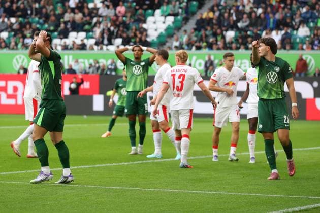 VfL vs. Leipzig, 1. BL Wolfsburg, 27.09.2025, FUßBALL - VfL Wolfsburg vs. RB Leipzig, 1. BL, Saison 2025 26. Konstantinos Koulierakis (VfL Wolfsburg), Moritz Jenz (VfL Wolfsburg), Jonas Wind (VfL Wolfsburg) Wolfsburg