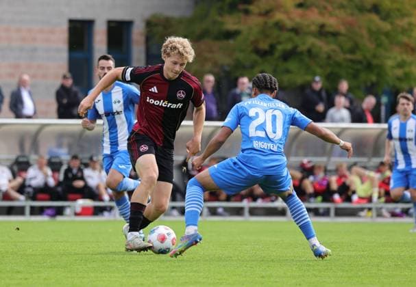 27.09.2025 - Fussball - Saison 2025 2026 - Regionalliga Bayern - 11. Spieltag: 1. FC Nürnberg FCN II ( Club ) - FV Illertissen - DaMa - xdaxmax - Piet Scobel (9, 1. FC Nürnberg FCN II ) Clayton Irigoyen (20, FV Illertissen FVI )