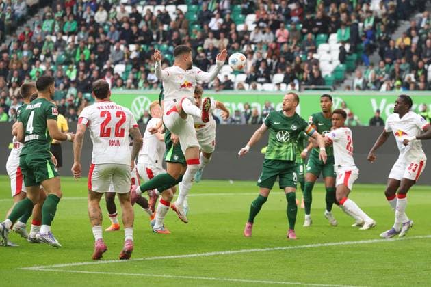 VfL vs. Leipzig, 1. BL Wolfsburg, 27.09.2025, FUßBALL - VfL Wolfsburg vs. RB Leipzig, 1. BL, Saison 2025 26. David Raum (RB Leipzig), Romulo Cardoso (RB Leipzig), Maximilian Arnold (VfL Wolfsburg) Wolfsburg