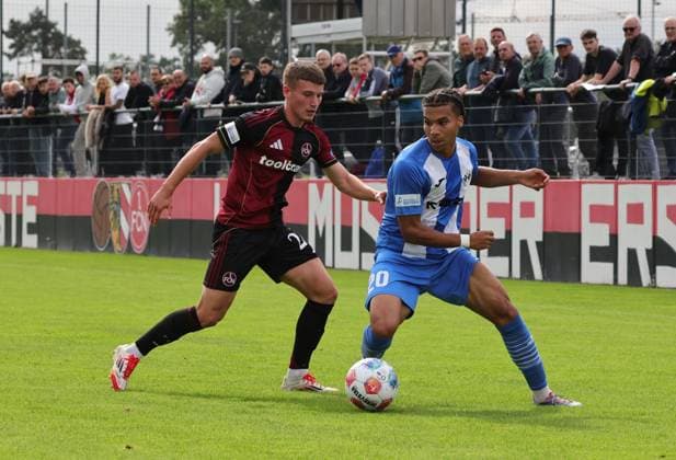 27.09.2025 - Fussball - Saison 2025 2026 - Regionalliga Bayern - 11. Spieltag: 1. FC Nürnberg FCN II ( Club ) - FV Illertissen - DaMa - xdaxmax - Tobias Heß Hess (24, 1. FC Nürnberg FCN II ) Clayton Irigoyen (20, FV Illertissen FVI )
