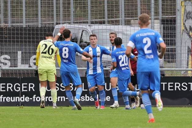 27.09.2025 - Fussball - Saison 2025 2026 - Regionalliga Bayern - 11. Spieltag: 1. FC Nürnberg FCN II ( Club ) - FV Illertissen - DaMa - xdaxmax - Jubel Freude Torjubel nach Tor zum 0:2 - Yannick Glessing (7, FV Illertissen FVI ) und Mannschaft Team jubelt freut sich - Torschütze: Yannick Glessing (7, FV Illertissen FVI )