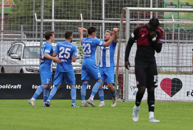27.09.2025 - Fussball - Saison 2025 2026 - Regionalliga Bayern - 11. Spieltag: 1. FC Nürnberg FCN II ( Club ) - FV Illertissen - DaMa - xdaxmax - Jubel Freude Torjubel nach Tor zum 0:2 - Yannick Glessing (7, FV Illertissen FVI ) und Mannschaft Team jubelt freut sich - Torschütze: Yannick Glessing (7, FV Illertissen FVI )