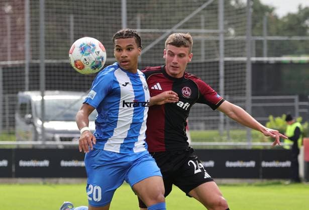 27.09.2025 - Fussball - Saison 2025 2026 - Regionalliga Bayern - 11. Spieltag: 1. FC Nürnberg FCN II ( Club ) - FV Illertissen - DaMa - xdaxmax - Clayton Irigoyen (20, FV Illertissen FVI ) Tobias Heß Hess (24, 1. FC Nürnberg FCN II )