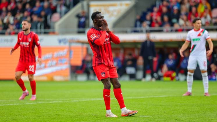 Sirlord Conteh (31, 1.FC Heidenheim) vergibt eine aussichtsreiche Chance beim Spiel zwischen 1.FC Heidenheim v FC Augsburg, Fußball, Herren, Bundesliga, 2025 2026, 5.Spieltag am 27.09.2025 in Heidenheim an der Brenz, Voith-Arena. DFL and DFB regulations prohibit any use of photographs as image sequences and or quasi-video. Baden-Württemberg Deutschland