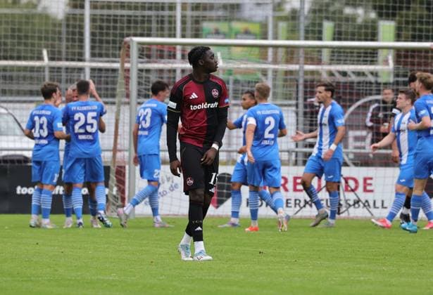 27.09.2025 - Fussball - Saison 2025 2026 - Regionalliga Bayern - 11. Spieltag: 1. FC Nürnberg FCN II ( Club ) - FV Illertissen - DaMa - xdaxmax - Jubel Freude Torjubel nach Tor zum 0:2 - Yannick Glessing (7, FV Illertissen FVI ) und Mannschaft Team jubelt freut sich - Torschütze: Yannick Glessing (7, FV Illertissen FVI ) - Hindolo Mustapha (15, 1. FC Nürnberg FCN II ) enttäuscht Enttäuschung