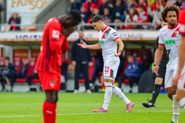 Fabian Rieder (32, FC Augsburg), gestikuliert, ist unzufrieden beim Spiel zwischen 1.FC Heidenheim v FC Augsburg, Fußball, Herren, Bundesliga, 2025 2026, 5.Spieltag am 27.09.2025 in Heidenheim an der Brenz, Voith-Arena. DFL and DFB regulations prohibit any use of photographs as image sequences and or quasi-video. Baden-Württemberg Deutschland