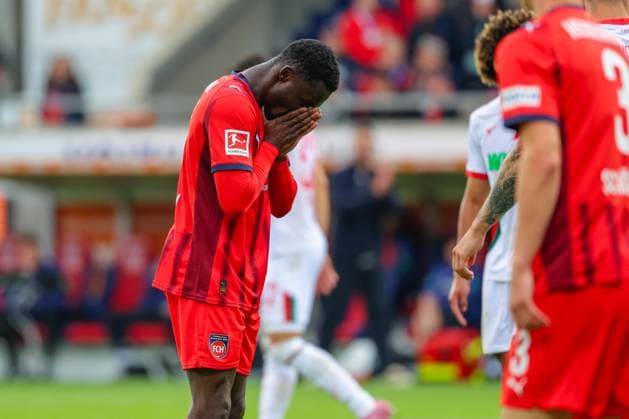 Sirlord Conteh (31, 1.FC Heidenheim) vergibt eine aussichtsreiche Chance beim Spiel zwischen 1.FC Heidenheim v FC Augsburg, Fußball, Herren, Bundesliga, 2025 2026, 5.Spieltag am 27.09.2025 in Heidenheim an der Brenz, Voith-Arena. DFL and DFB regulations prohibit any use of photographs as image sequences and or quasi-video. Baden-Württemberg Deutschland