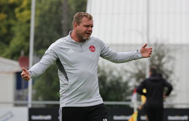 27.09.2025 - Fussball - Saison 2025 2026 - Regionalliga Bayern - 11. Spieltag: 1. FC Nürnberg FCN II ( Club ) - FV Illertissen - DaMa - xdaxmax - Andreas Andy Wolf (Trainer 1. FC Nürnberg FCN II ) nachdenklich enttäuscht Enttäuschung