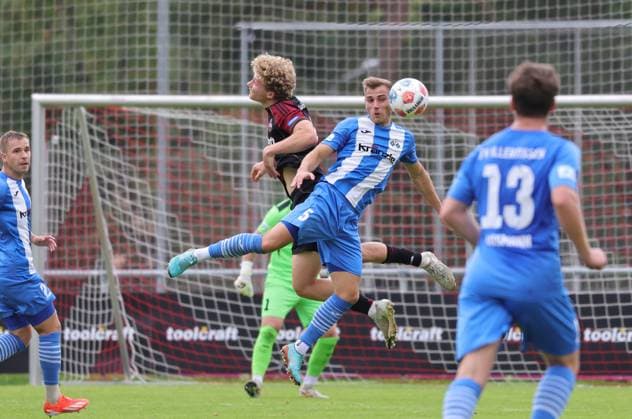 27.09.2025 - Fussball - Saison 2025 2026 - Regionalliga Bayern - 11. Spieltag: 1. FC Nürnberg FCN II ( Club ) - FV Illertissen - DaMa - xdaxmax - Piet Scobel (9, 1. FC Nürnberg FCN II ) im Kopfballduell mit Alexander Kopf (5, FV Illertissen FVI )
