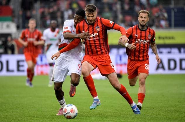 27.09.2025, xemx, Fussball 1.Bundesliga, 1.FC Heidenheim - FC Augsburg v.l. Samuel Essende (FC Augsburg), Julian Niehues (1.FC Heidenheim) Zweikampf, Aktion, action, battle for the ball (DFL DFB REGULATIONS PROHIBIT ANY USE OF PHOTOGRAPHS as IMAGE SEQUENCES and or QUASI-VIDEO) Heidenheim